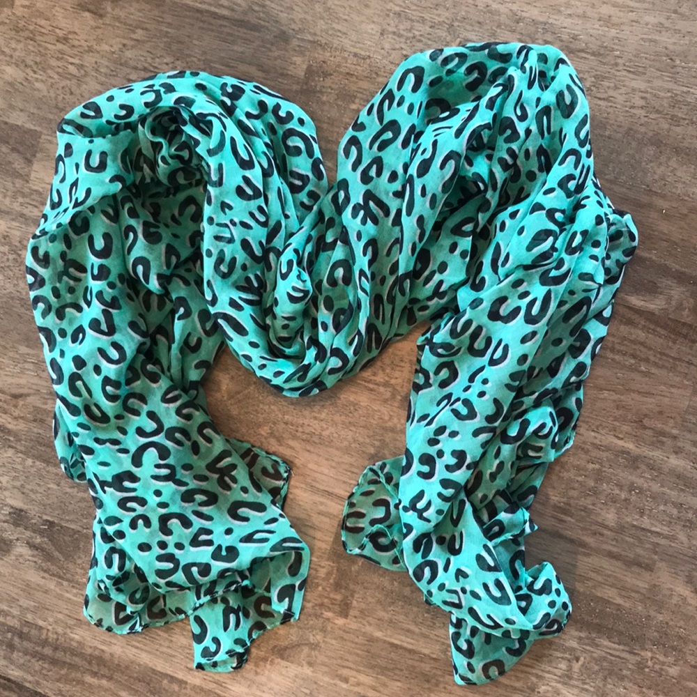 🍭3/$23 Leopard Scarf